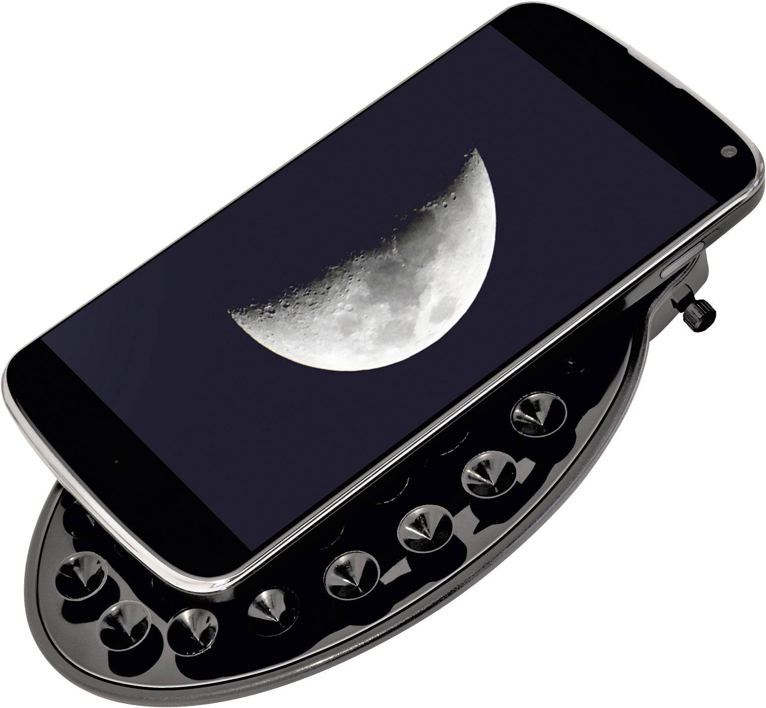 Egy okostelefon, amelynek képernyőjén a Hold látható, egy régi fekete tárcsás telefon tetején fekszik.