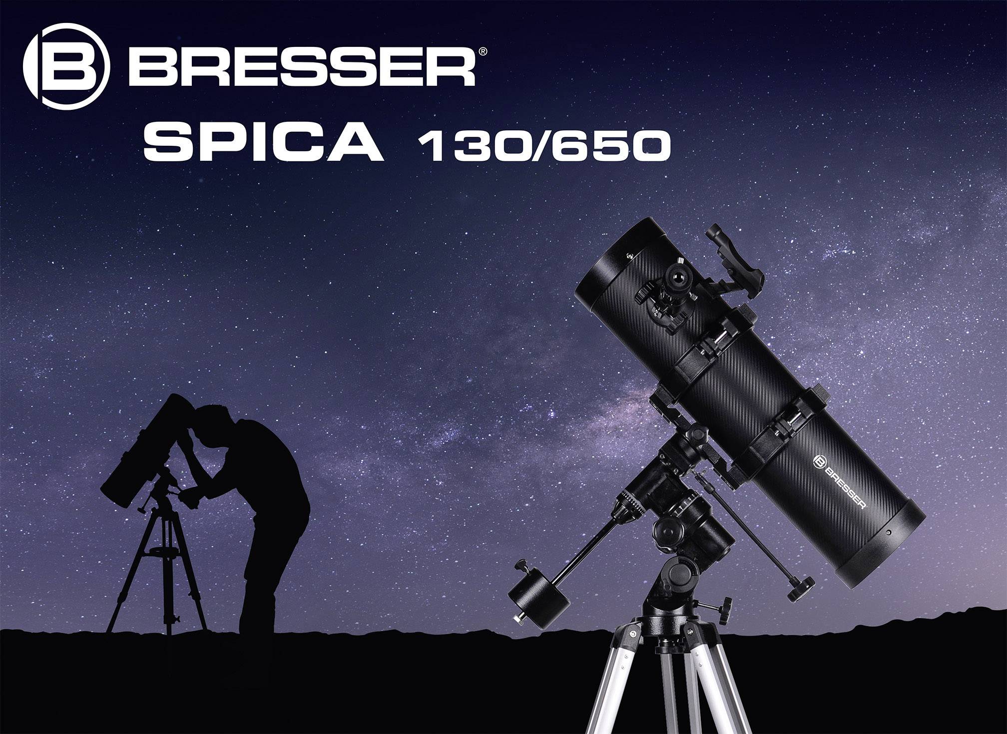 Egy fekete Bresser Spica 130/650 távcső állványon egy csillagos éjszakai égbolt előtt, mellette egy sziluett, aki ugyanezt a távcsövet használja.