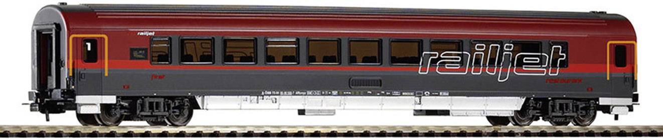 Egy modellvasúti kocsi egy modern vonat dizájnjában, 'railjet' felirattal piros és szürke árnyalatokban, síneken.