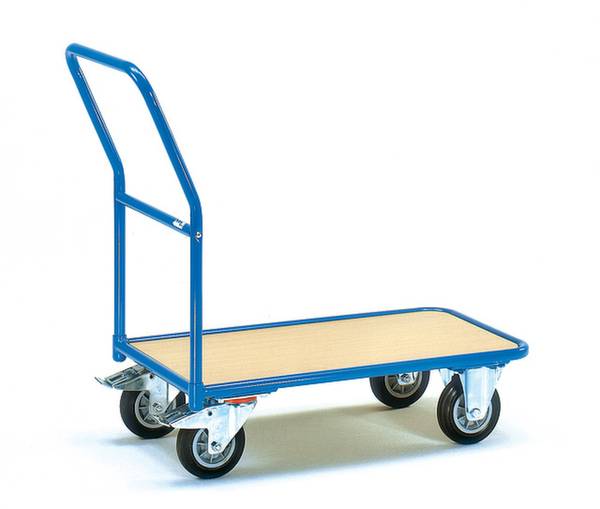 Kék négykerekű szállítókocsi fogantyúval, alkalmas nehéz terhek szállítására sima felületen.