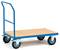 Egy kék platformkocsi négy kerékkel és lapos fafelülettel, amely alkalmas nehéz tárgyak szállítására.