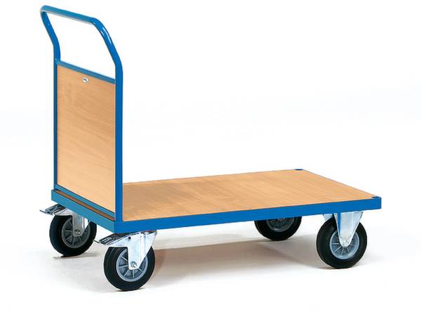 Egy kék szállítókocsi fa rakfelülettel és négy kerékkel. Alkalmas nehéz tárgyak mozgatására raktárakban vagy üzletekben.