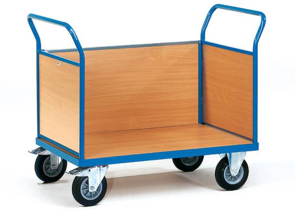 Egy kék színű, négykerekes platformkocsi fa borítással. Alkalmas nehéz terhek szállítására raktárakban vagy műhelyekben.