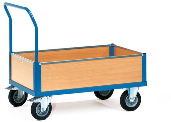 Egy kék szállítókocsi fa oldalfalakkal és négy kerékkel, amely alkalmas áruk vagy anyagok belső térben történő szállítására.