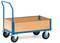 Egy kék szállítókocsi fa oldalfalakkal és négy kerékkel, amely alkalmas áruk vagy anyagok belső térben történő szállítására.