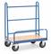 Kék szállítókocsi négy kerékkel, lapos faaljzattal és nyitott acélvázas szerkezettel, áruk szállítására alkalmas.