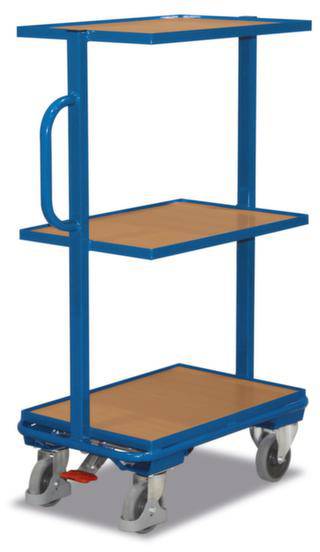 Egy kék gurulós kocsi három fa rakfelülettel és négy szürke kerékkel, amely alkalmas tárgyak szállítására raktárakban vagy műhelyekben.