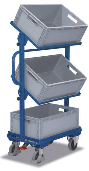 Egy kék szállítókocsi három szürke, billenthető tartállyal, görgőkön, amelyet tárgyak tárolására és mozgatására terveztek.