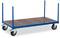 Négykerekű szállítókocsi, kék fémkerettel és barna fa felülettel. Alkalmas nehéz terhek mozgatására.