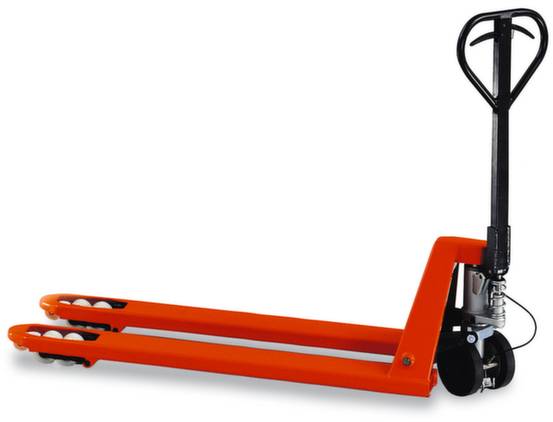 Egy narancssárga raklapmozgató targonca fekete fogantyúval, amelyet gyakran használnak raklapok mozgatására raktárakban.