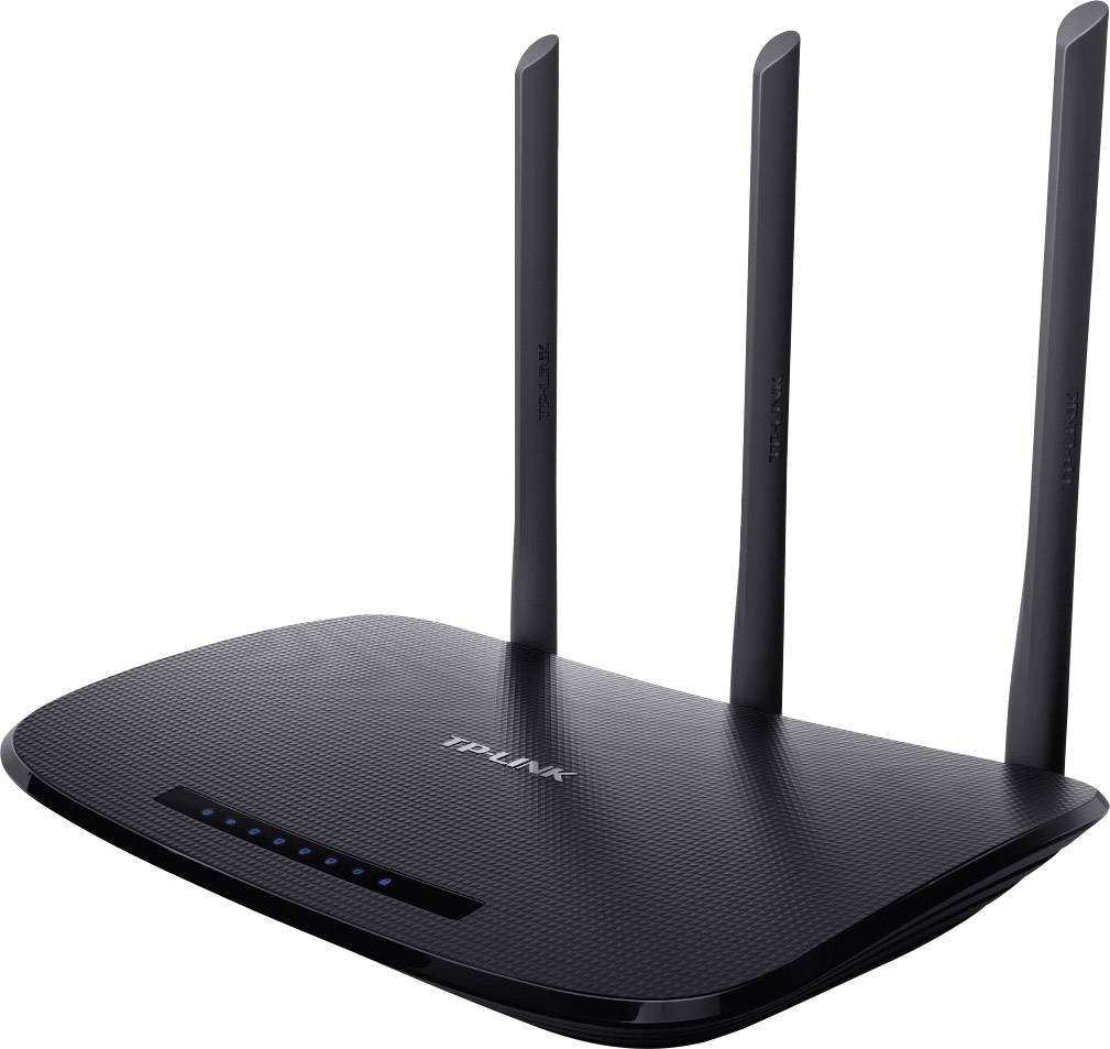 Fekete WLAN-router három antennával, 'TP-LINK' modell felirattal, LED-kijelzőkkel az előlapján.
