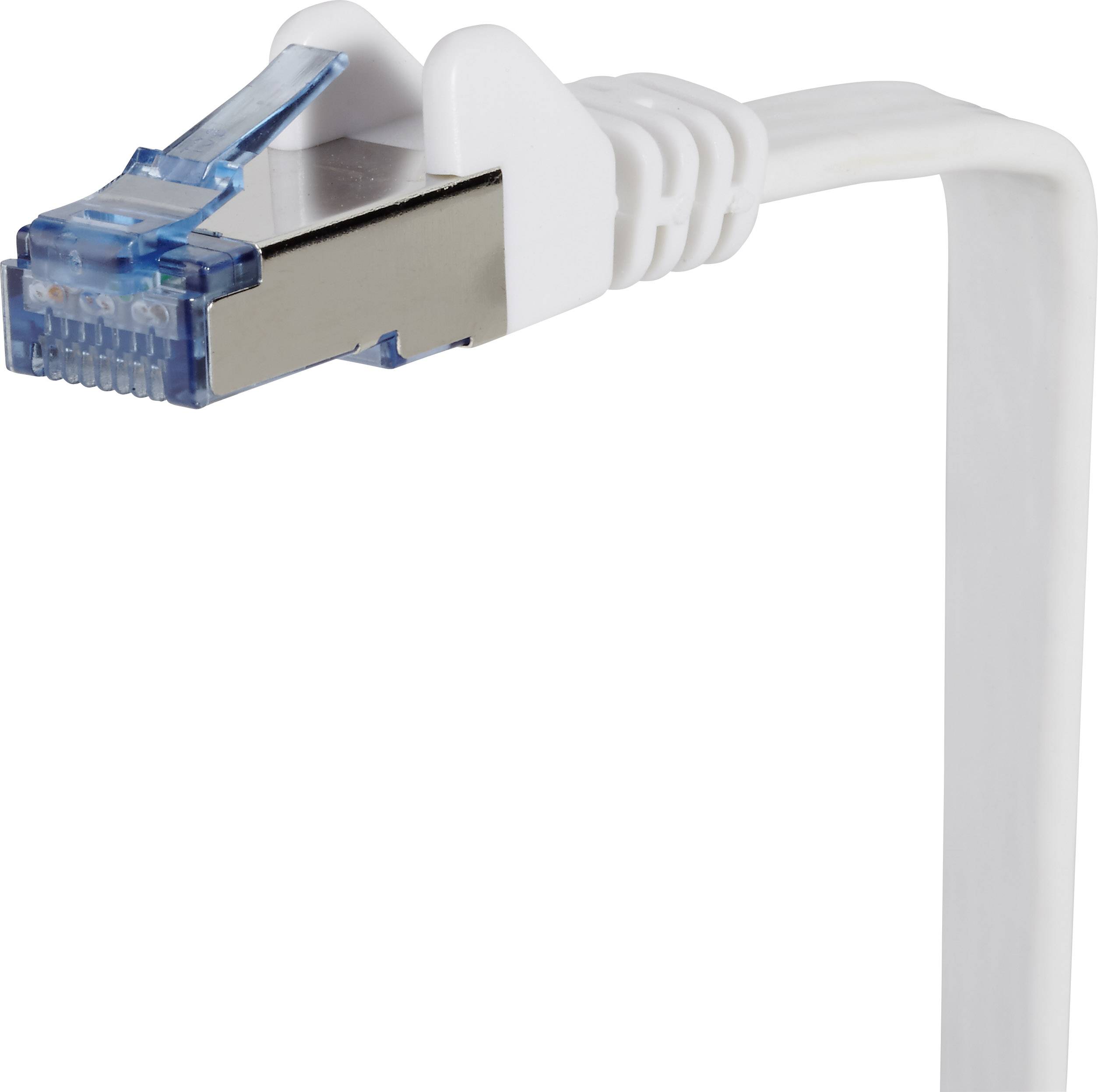 Egy fehér Ethernet-kábel kék RJ-45 csatlakozóval, fehér háttérben elszigetelve.