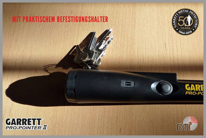 Egy kulcsköteg lóg egy fekete fémdetektoron, amelyen a 'Garrett Pro-Pointer II' felirat olvasható.
