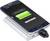 A mobiltelefon egy powerbank segítségével tölt. A képernyőn '100% és töltés' látható.