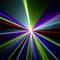 Többszínű lézernyalábok összefutnak a középpont felé, és ragyogó fénymintázatot hoznak létre fekete háttér előtt.