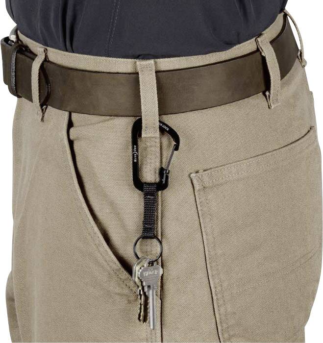 Egy személy bézs nadrágot visel barna övvel, amelyhez egy karabineres kulcstartó lóg.