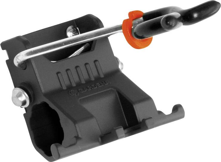 Fekete műanyag klipptartó fém horoggal és piros gumitömítéssel, tárgyak csövekre vagy léctartókra történő rögzítéséhez.