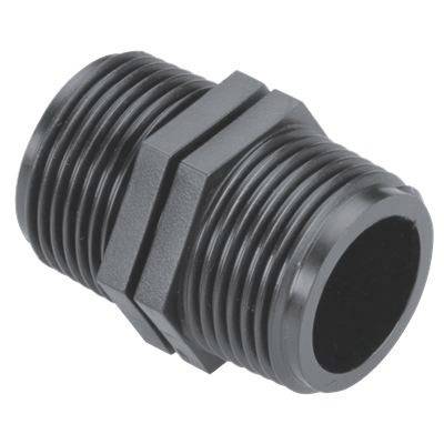 Egy fekete, hengeres adapter, amelynek mindkét végén külső menet van. Az adapter két cső vagy tömlő összekapcsolására szolgál.