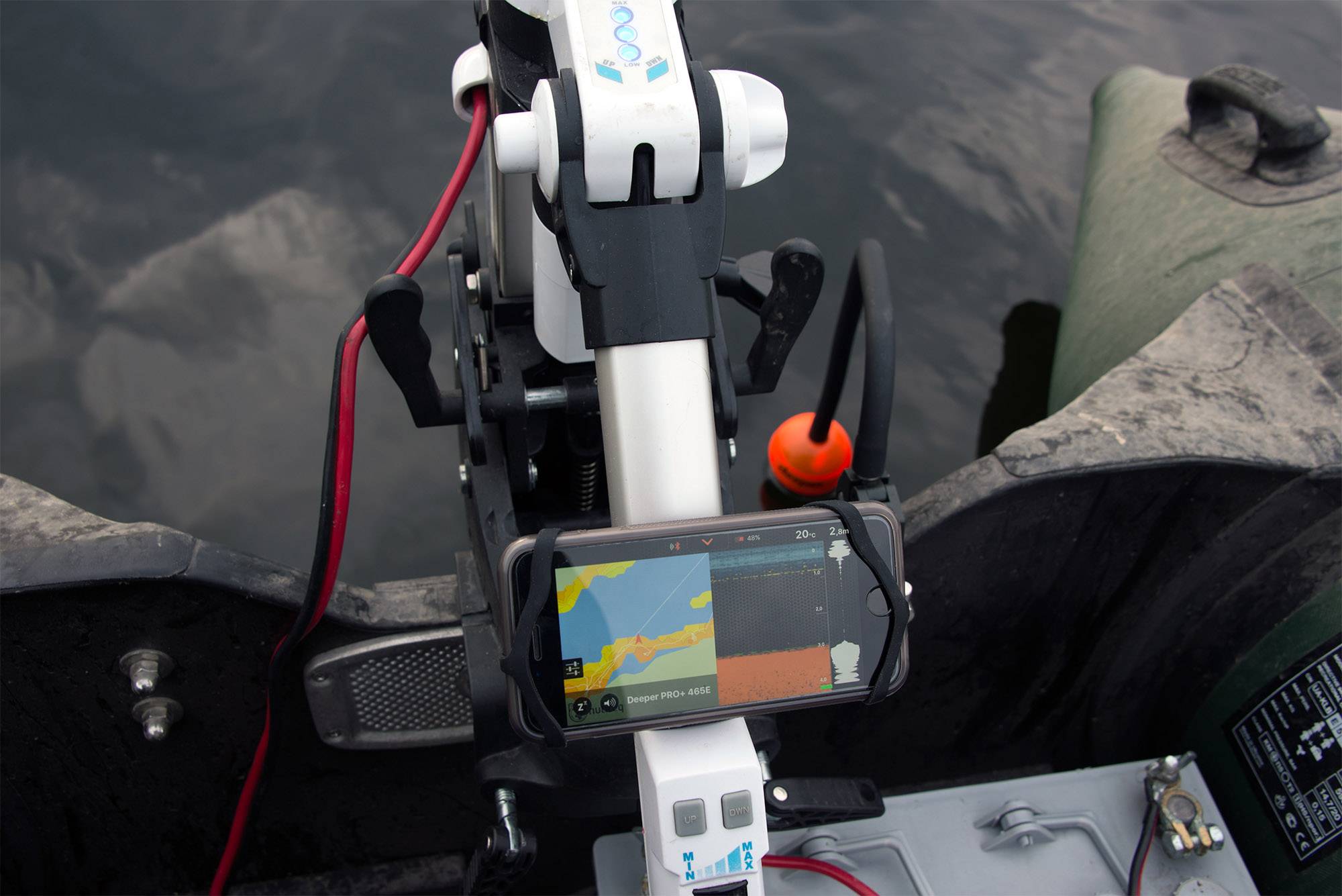 Egy hajó eholotja színes mélységtérképet jelenít meg egy kijelzőn.