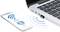 Okostelefon WiFi- és Bluetooth-szimbólummal egy laptop mellett, amelyhez USB-dongle csatlakozik. Eszközök közötti kapcsolat illusztrációja.