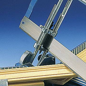 Egy kék acélfűrész finom fűrészlappal pontosan vág fát.