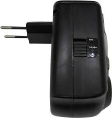 Fekete-szürke elektronikus eszköz oldalsó kapcsolóval és európai hálózati csatlakozóval.