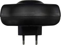 Fekete hálózati adapter két fém csatlakozóval alul, elölnézeti kép.