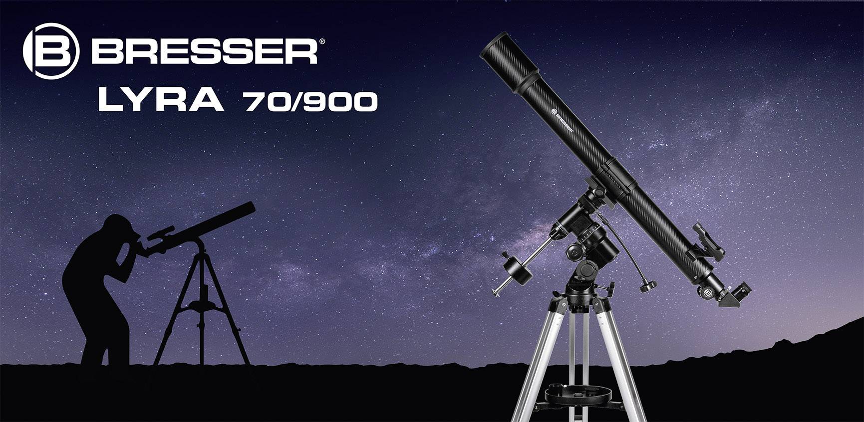 Távcső állványon csillagfényes égbolt alatt. Baloldalon egy ember sziluettje távcsővel. Szöveg: 'Bresser Lyra 70/900'.