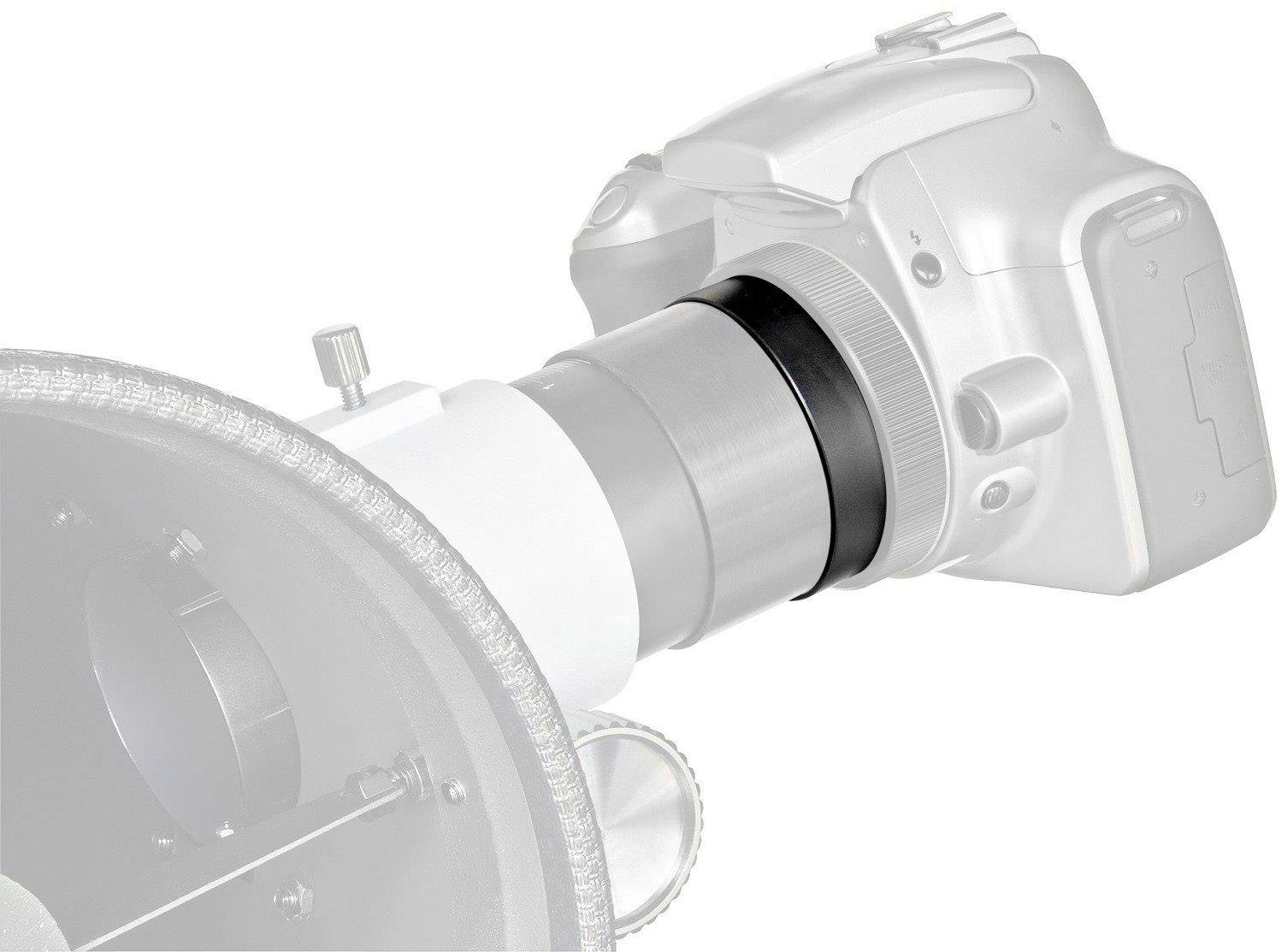 Egy digitális fényképezőgép oldalról van felszerelve egy teleszkópra, hogy csillagászati fotográfiát végezzen.