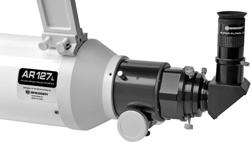 Egy 'AR 127L' feliratú távcső tubusán. A Bresser márka terméke, amelyen az okulár és a fókuszáló részletei láthatók.