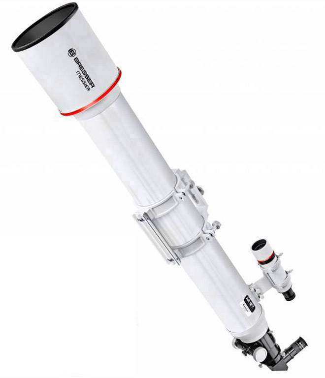 Egy fehér távcső hosszú csővel és oldalán kisméretű keresőtávcsővel, égboltfigyelés céljából.