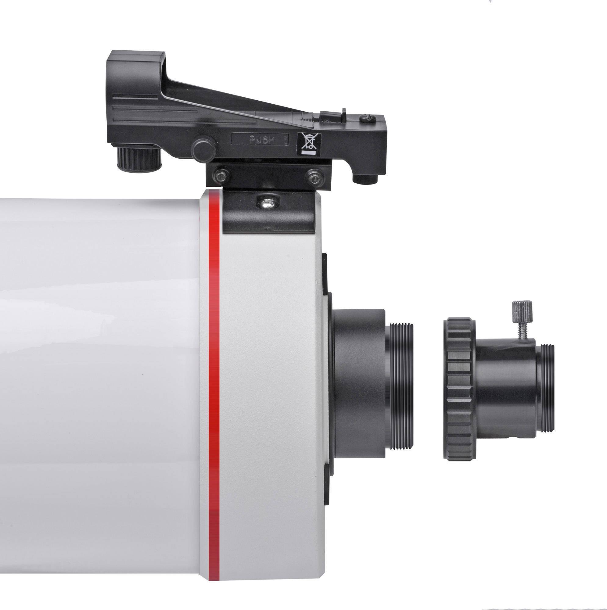 Egy távcső felszerelt keresővel és levehető adapterrel. Az adapter mechanikai részleteket és rögzítési lehetőségeket mutat.