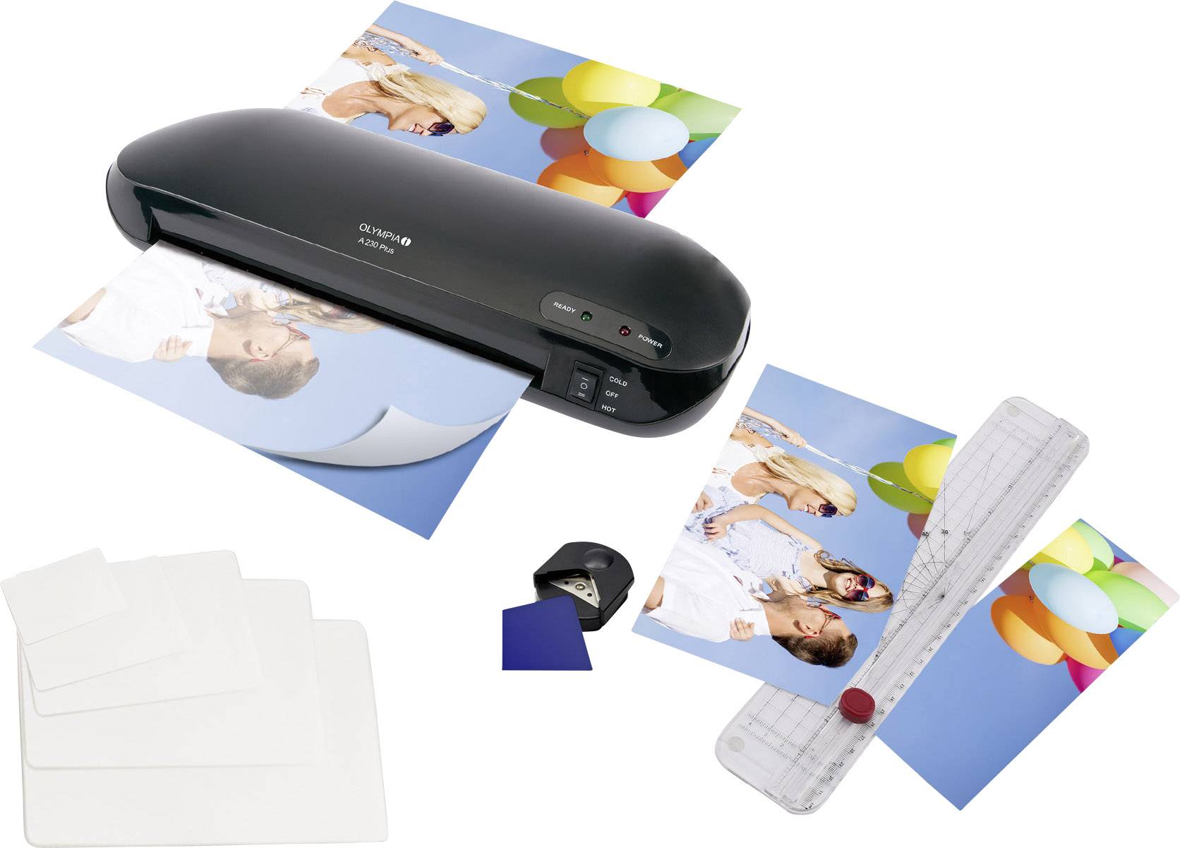 Egy lamináló gép gyerekeket és léggömböket ábrázoló fényképeket laminál. Mellette laminált képek, egy sablon és lamináló fóliák fekszenek.