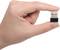 Egy kéz egy kisméretű USB-pendrive-ot tart a hüvelyk- és mutatóujja között. Az USB-pendrive fekete és ezüstszínű.