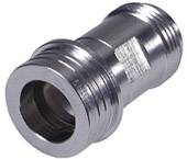 Fémadapter henger alakú, recézett középső résszel, csővezetékek csatlakoztatásához használva.