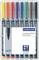 Egy Staedtler Lumocolor állandó filctoll készlet különböző színekben. Sokoldalú felhasználásra alkalmas, univerzális szimbólummal ellátva.