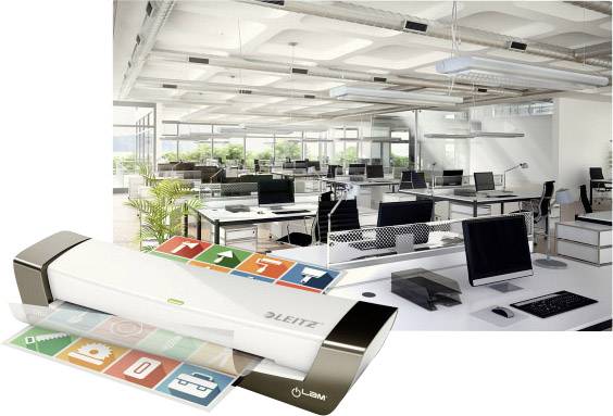 Egy modern, üres irodahelyiség sok íróasztallal és monitorral. Az előtérben egy Leitz típusú laminálórendszer látható színes kezelőgombokkal.