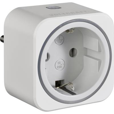 Egy fehér dugalj adapter.
