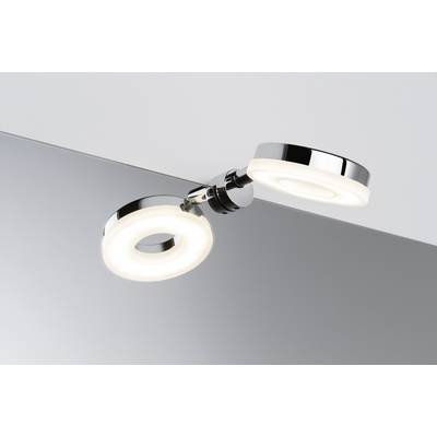 Két modern, kerek LED-mennyezeti lámpa króm kivitelben, a mennyezetre szerelve. A lámpák be vannak kapcsolva és erős fényt sugároznak.
