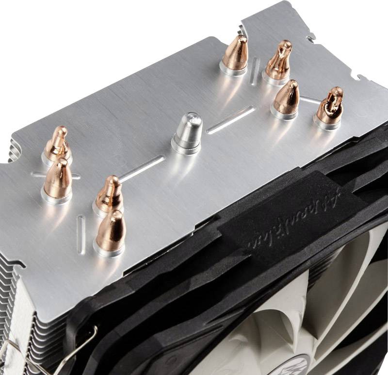 Egy alumínium lamellákkal és több hőelvezető rézkábellel ellátott CPU-hűtő.