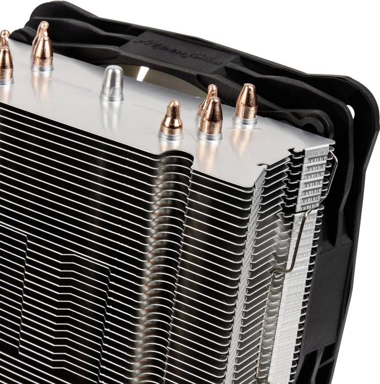 Egy CPU-hűtő több alumínium bordával és réz hőcsövekkel, amely hatékonyan vezeti el a hőt a számítógépes processzorokból.