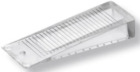 Átlátszó műanyag ék finom párhuzamos vonalakkal, valószínűleg tudományos eszköz preparáláshoz vagy vizsgálathoz.