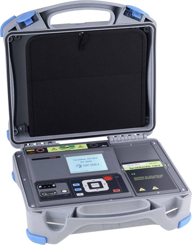 Egy hordozható elektromos mérőkészülék nyitott házban, kezelőfelülettel, gombokkal és kijelzővel elektromos paraméterek méréséhez.