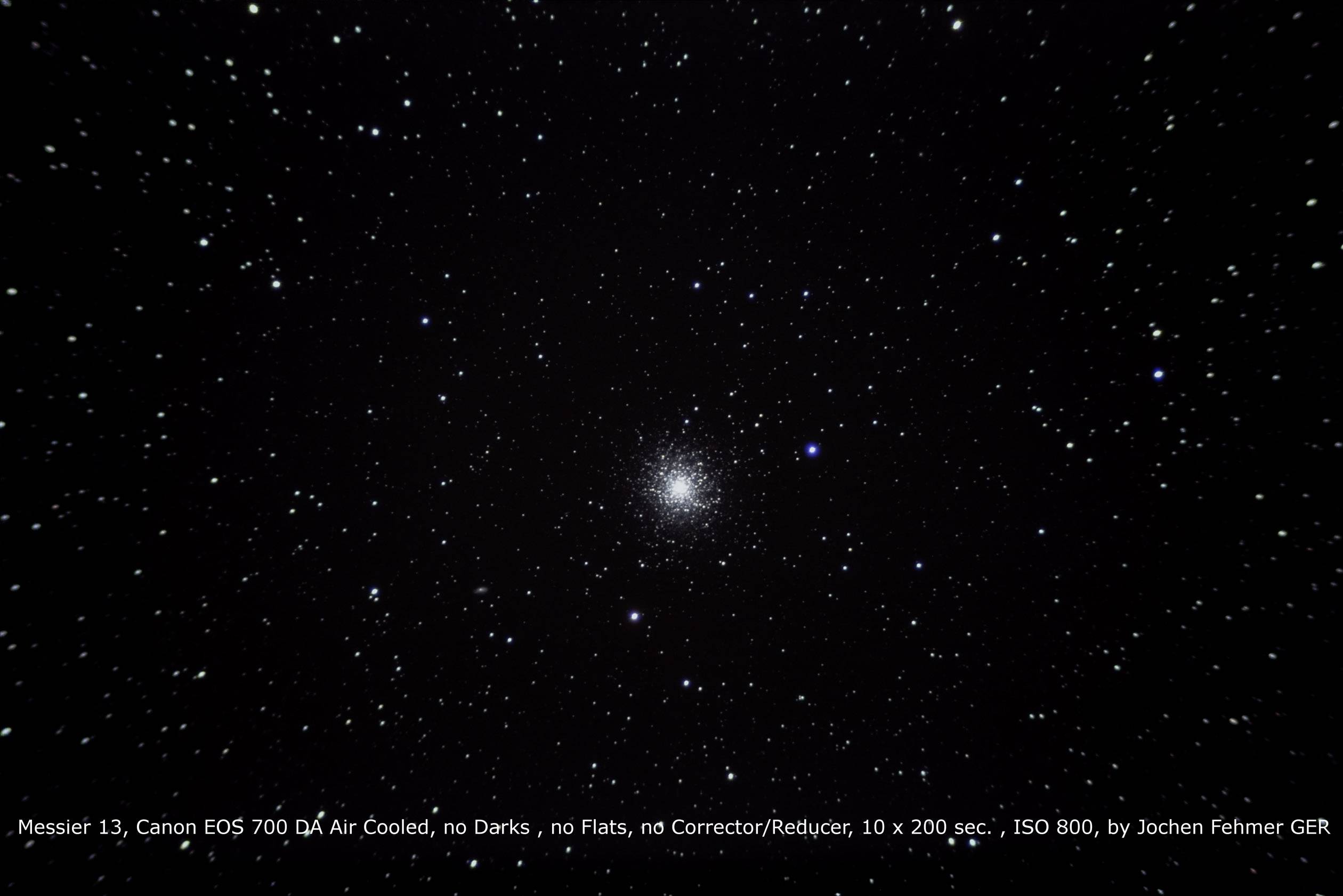 Csillagmező a Messier 13 gömbcsillaghalmazzal a középpontban, Canon EOS 700D fényképezőgéppel rögzítve. Sok csillag a sötét égen.