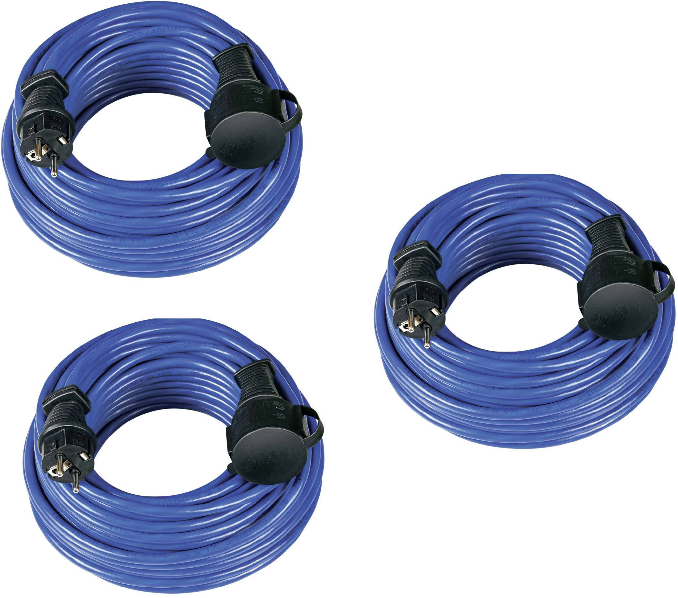 Három kék hosszabbító kábel fekete csatlakozókkal fehér háttér előtt.