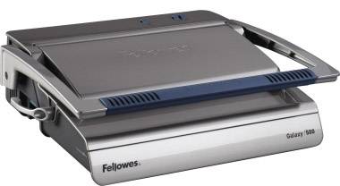 Egy Fellowes Galaxy 500 típusú ezüstszínű spirálozógép kék fogantyúval, amelyet dokumentumok professzionális kötésére használnak.