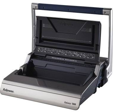 Egy ezüst és fekete spirálozógép, a Fellowes Galaxy 500, nyitott elülső résszel, papírkezelésre készen.