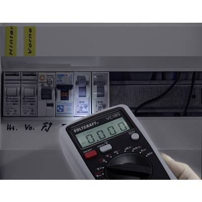 Egy elektromos biztosítékszekrény, amelynek kijelzője 0,00 voltot mutat. Egy kéz multimétert tart.