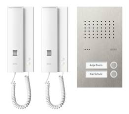 Két fehér kaputelefon egy ezüstszínű névtáblás csengőgomb mellett, amelyen az 'Anja Evers' és 'Kai Schulz' nevek és két gomb látható.