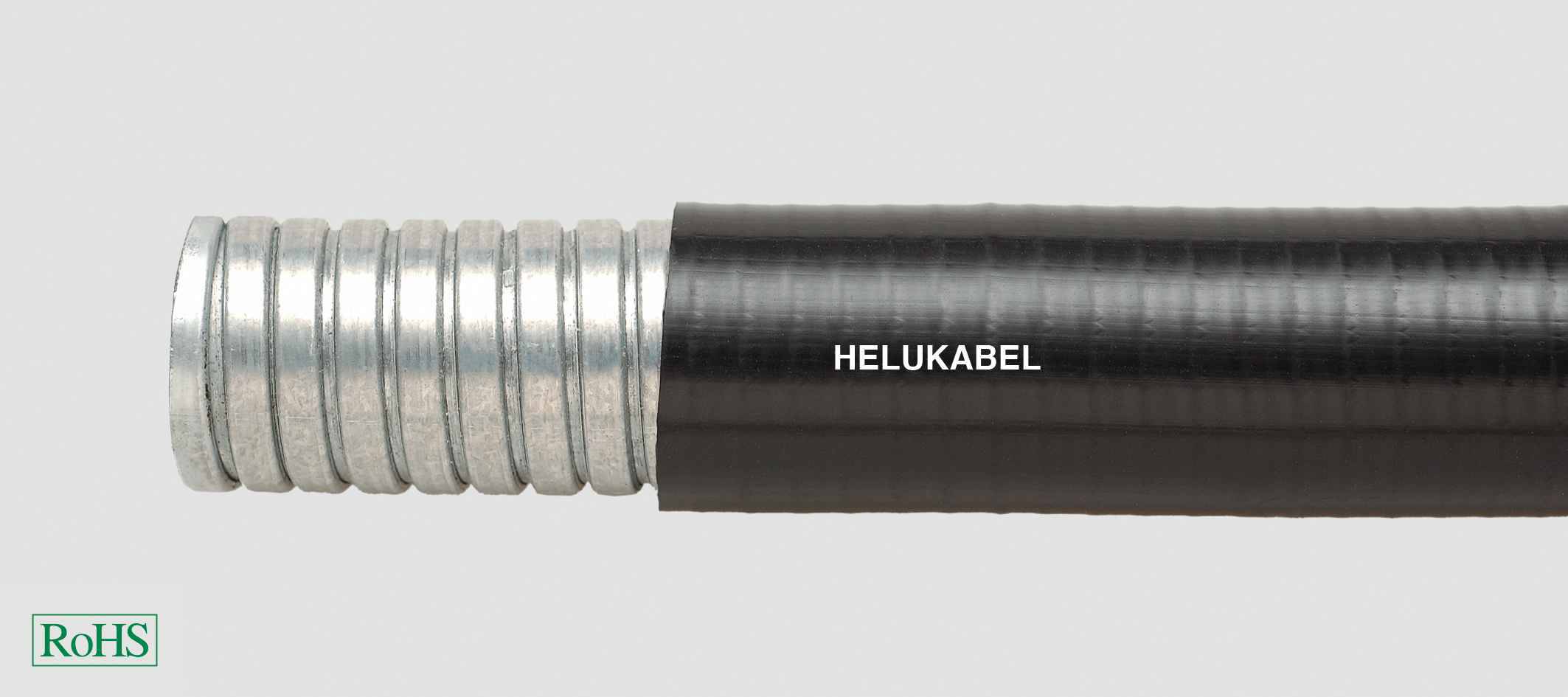 Egy fekete kábel 'HELUKABEL' felirattal egy ezüst spirál felett, baloldalon egy kis zöld 'RoHS' címke.